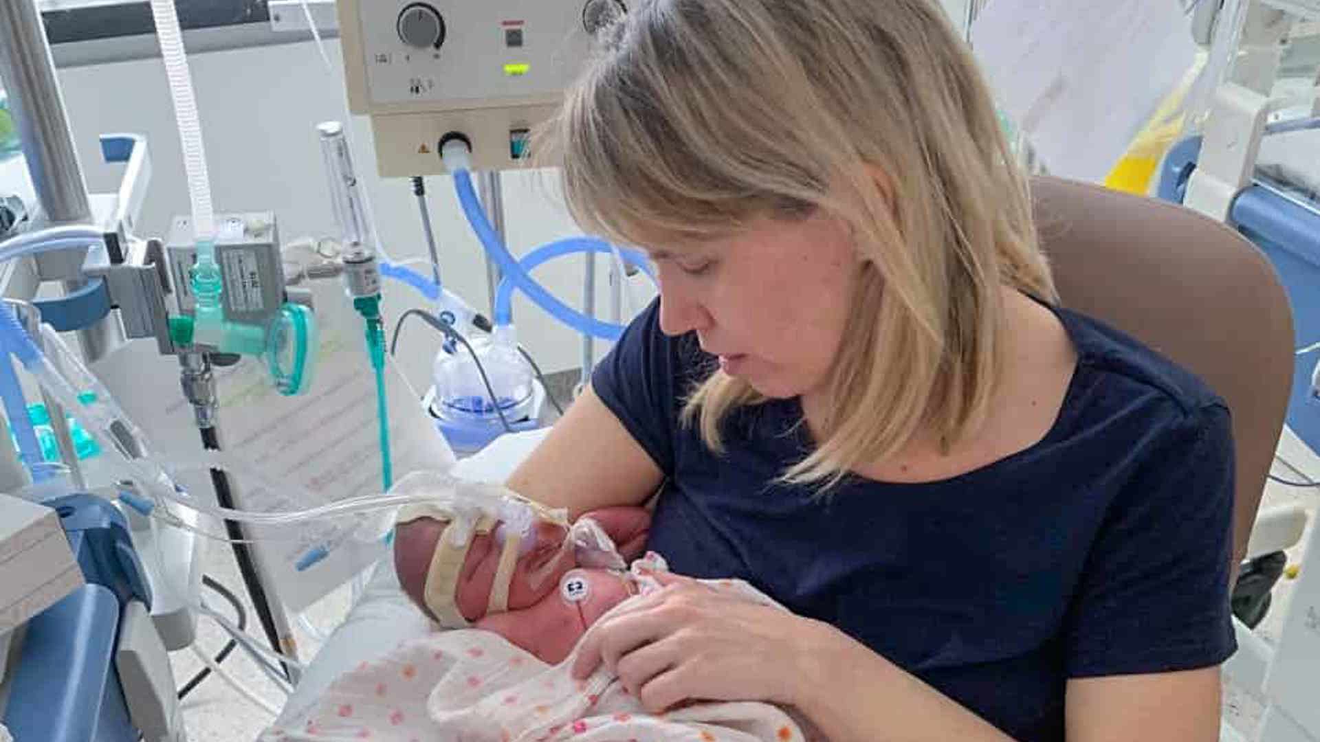 Mama Ruth knuffelt premature baby Liz voor de eerste keer