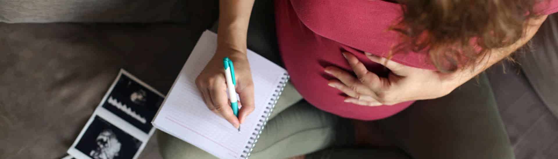 Vrouw in zetel kiest babynaam