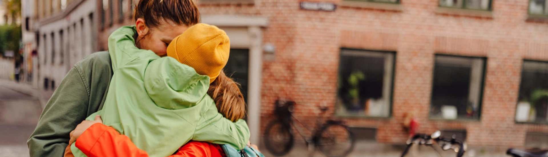 Kinderen knuffelen mama: stoom afblazen na school is nodig