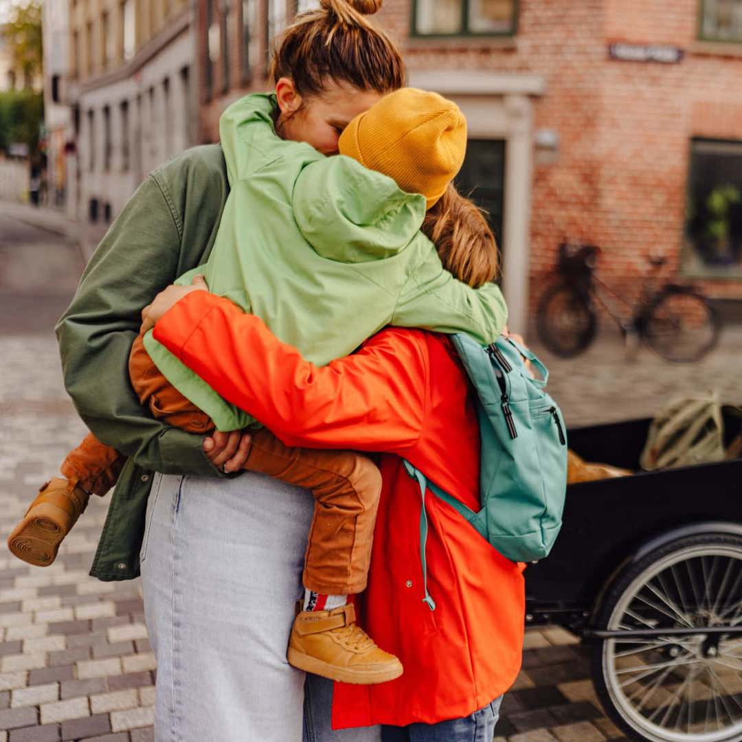 Kinderen knuffelen mama: stoom afblazen na school is nodig