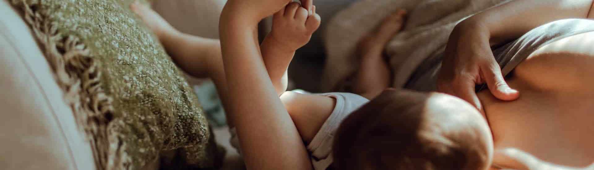 Baby krijgt borstvoeding: zo kan je als partner helpen