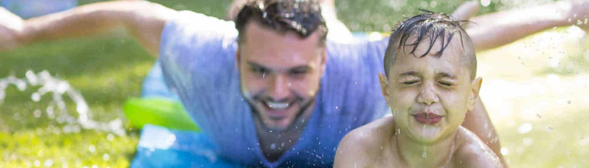 Waterpret: vader en zoon glijden over water