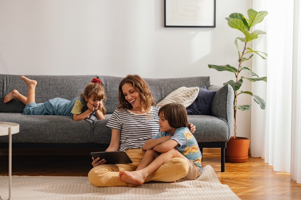 Gelukkig Gezin Mama Kinderen Kijken Naar Tablet
