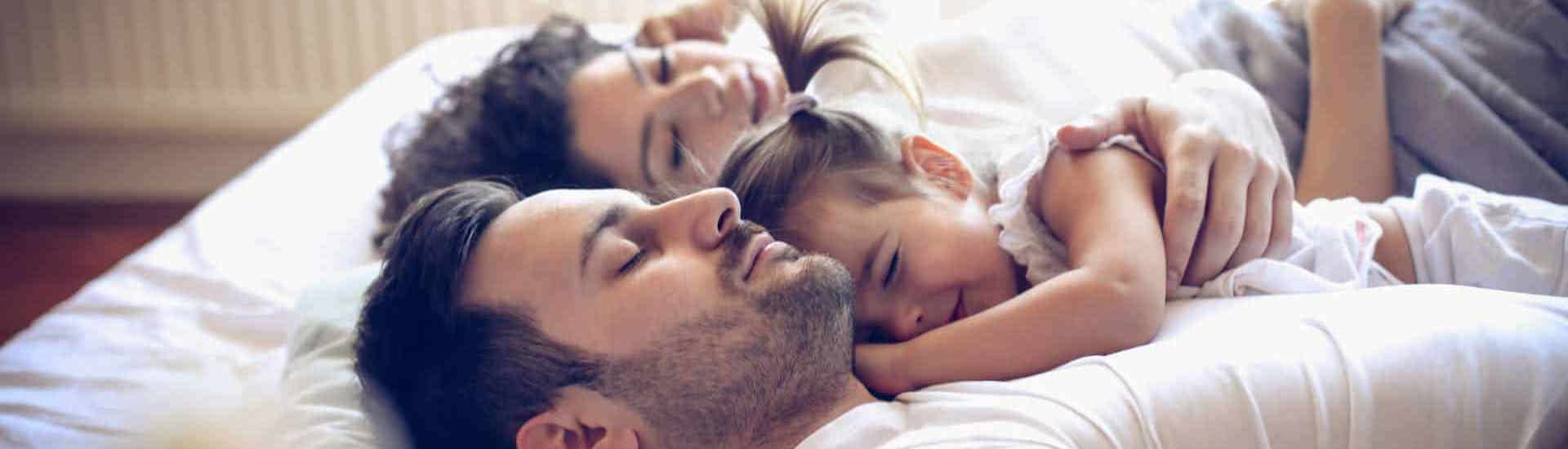 Koppel met dochter in bed: veilig samen slapen 