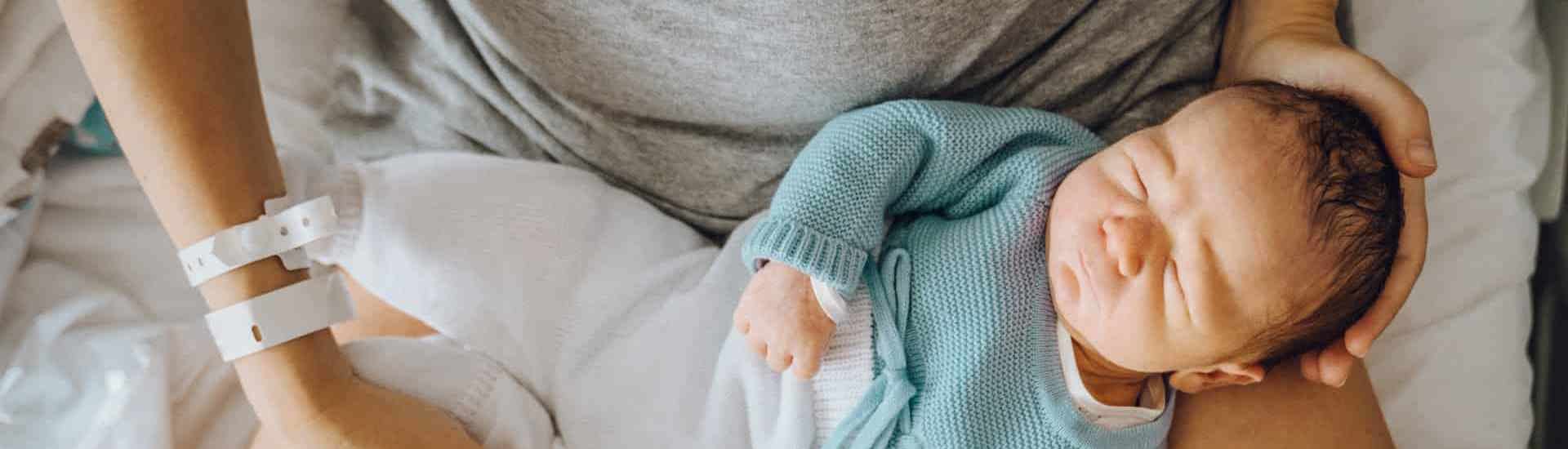 Mama met pasgeboren baby: Traumatische bevalling verwerken