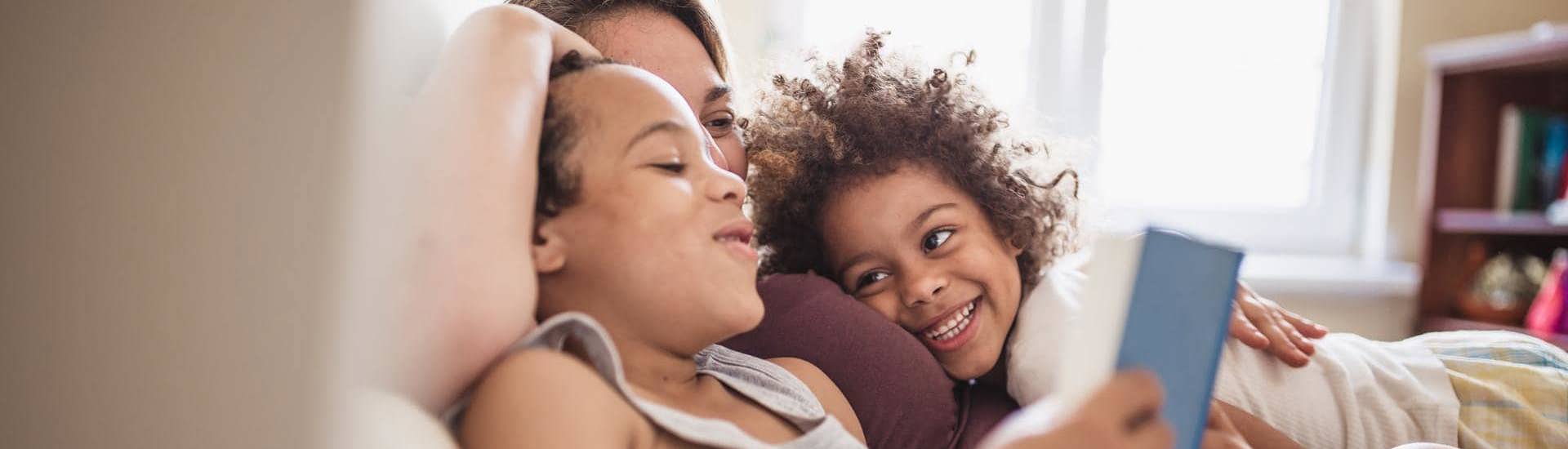 Ouder en kinderen lezen samen