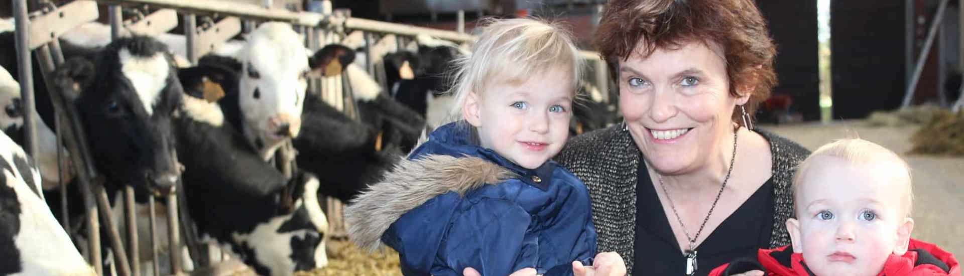 Oma Mieke met kleinkinderen: sociaal verlof voor grootouders