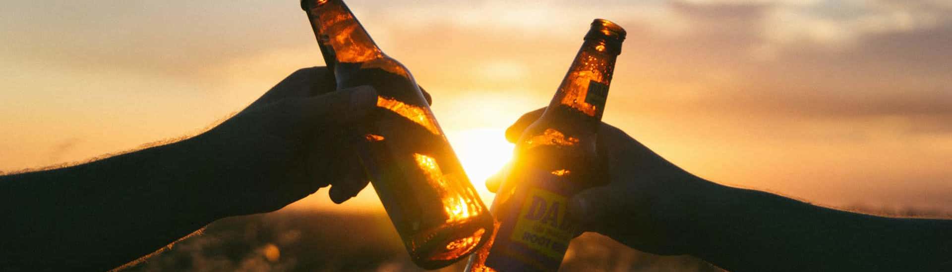 Bierflesjes klinken bij zonsondergang: tips voor tieners en alcohol