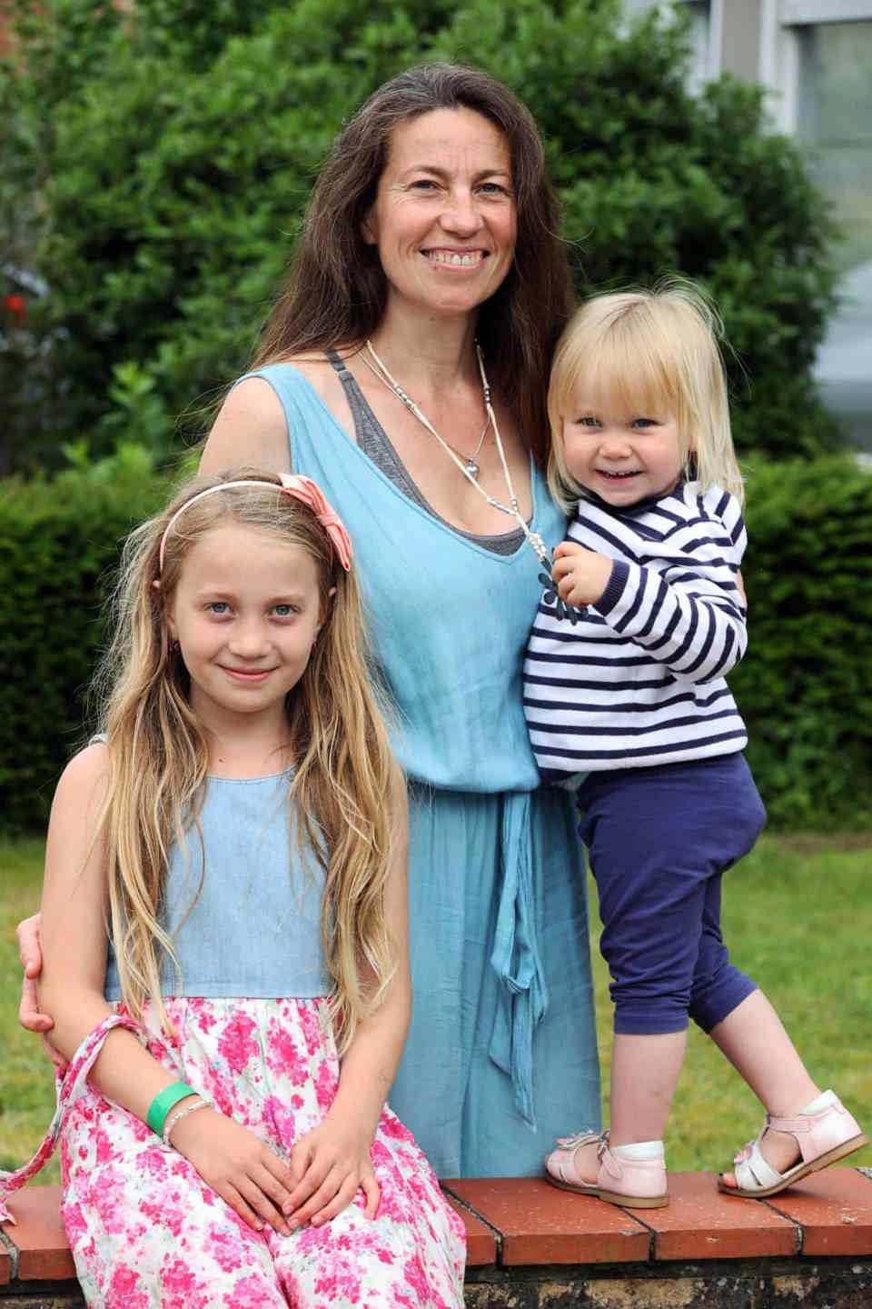 Mama en nieuwkomer Patricia met haar kinderen