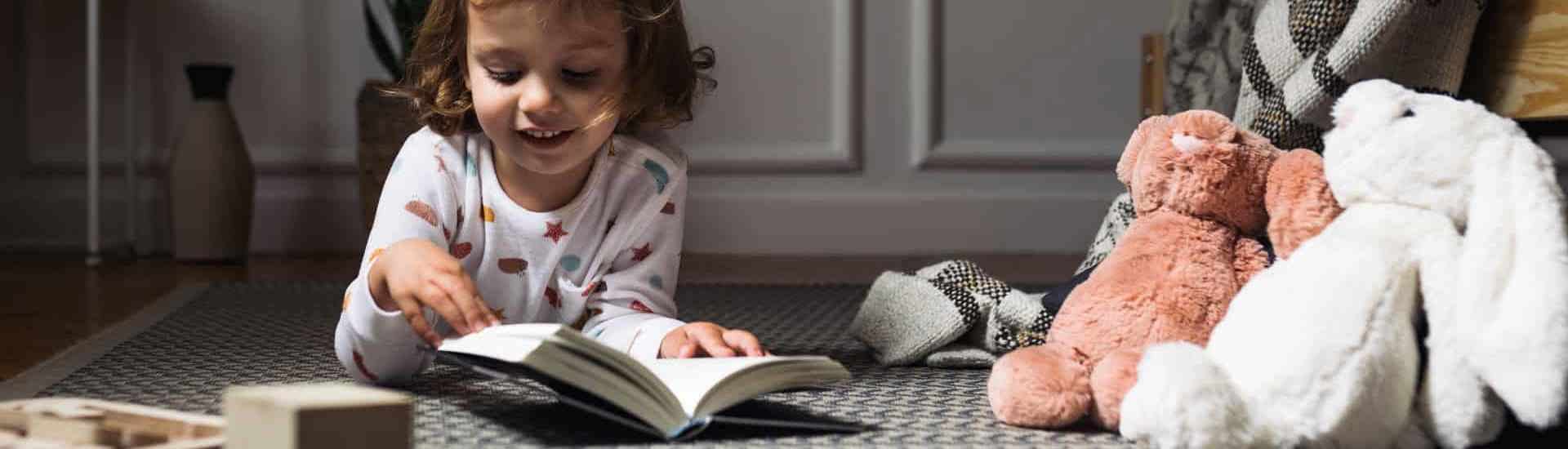 Kind leest kleuterboekje
