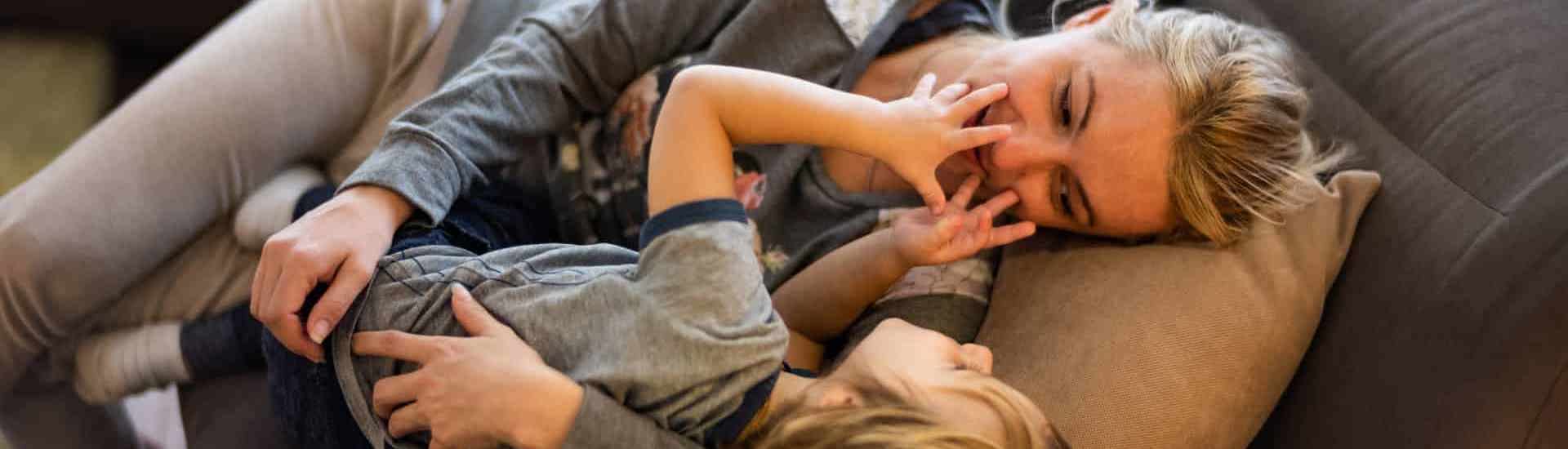 Mama en kind spelen in de zetel: emotionele geletterdheid 