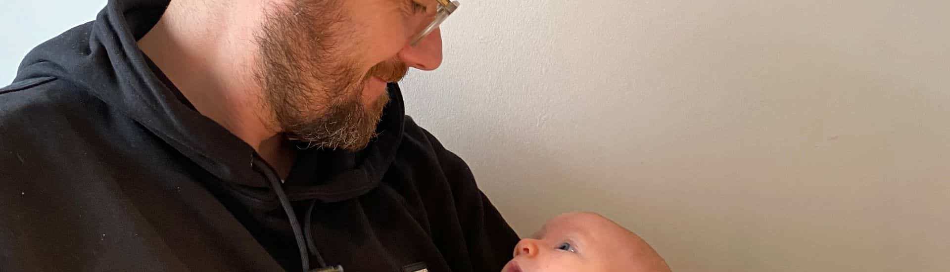 Papa Christophe met baby: over vaderschapsverlof