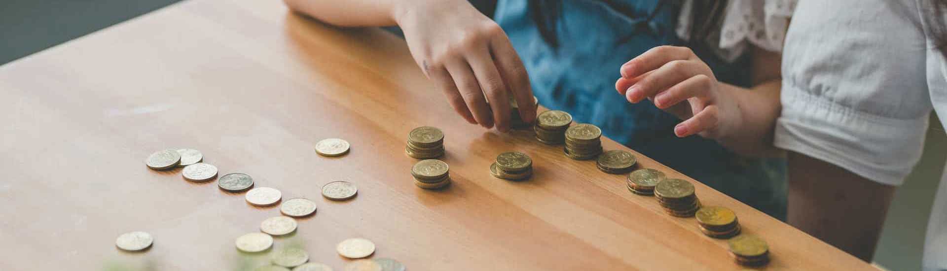 Kind telt muntstukken en leert omgaan met geld