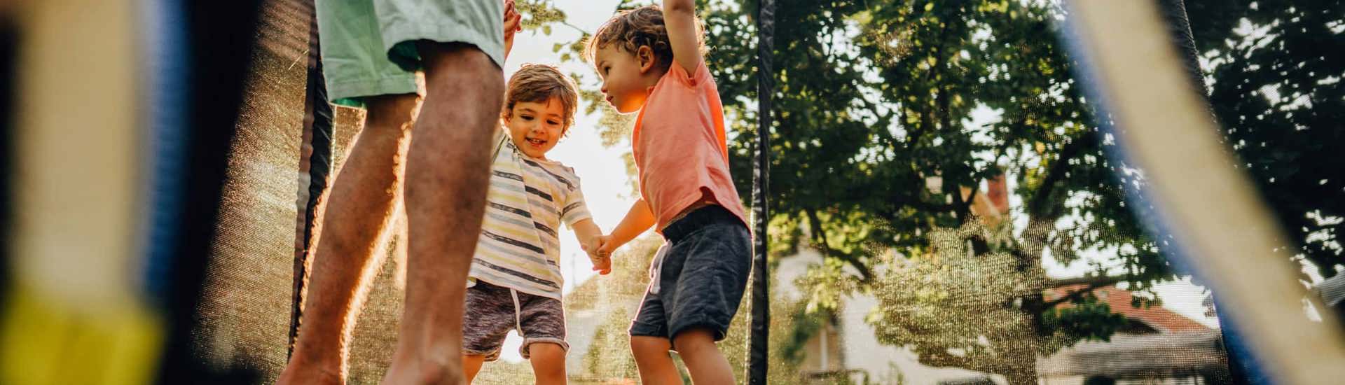Papa kinderen op trampoline: veerkrachtiger 
