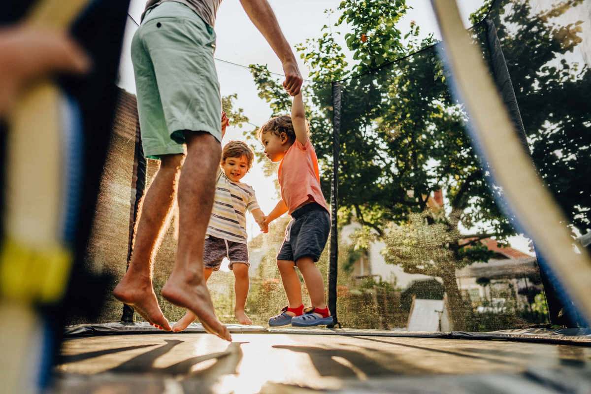 Papa kinderen op trampoline: veerkrachtiger 