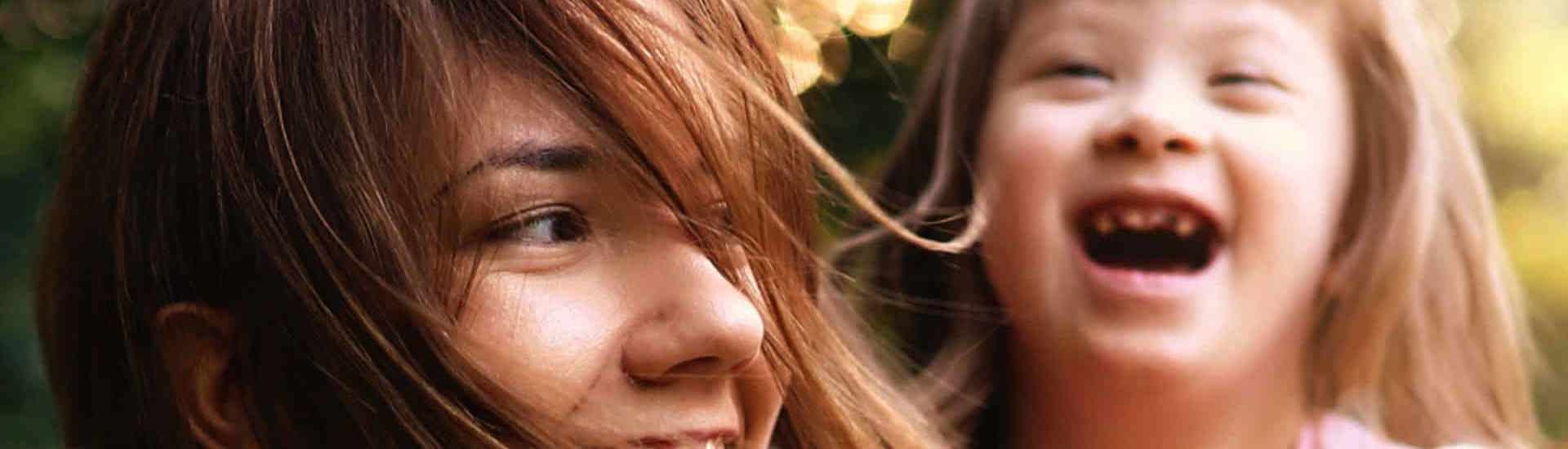 Mama met lachende dochter: kan het ouderschapsverlof uitbreiden?