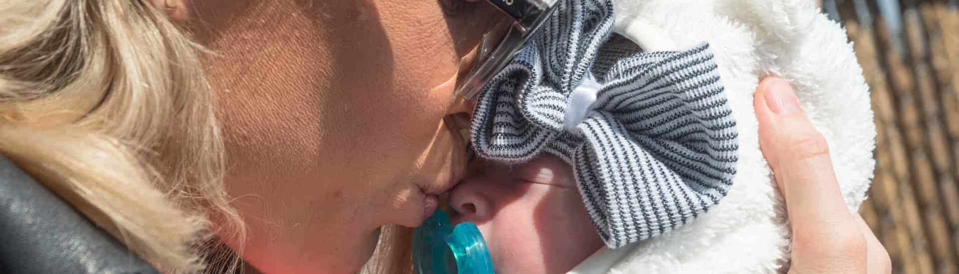 Mama Ruth knuffelt vroeggeboren baby Liz