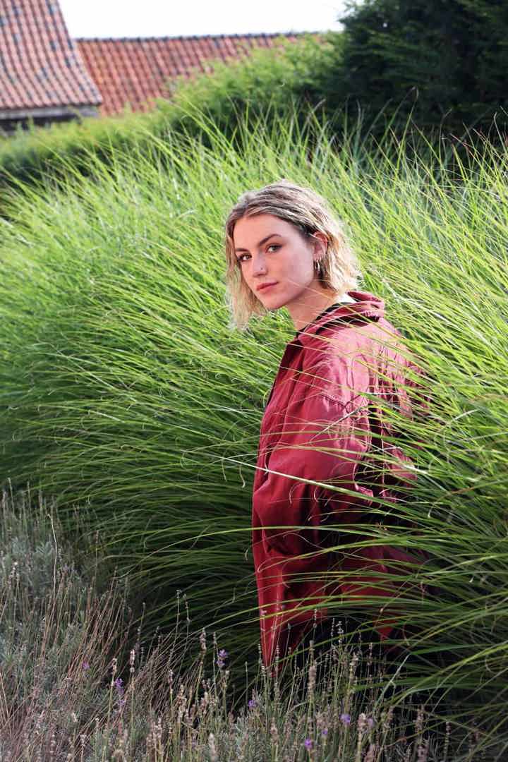 Gloria Monserez buiten in het gras