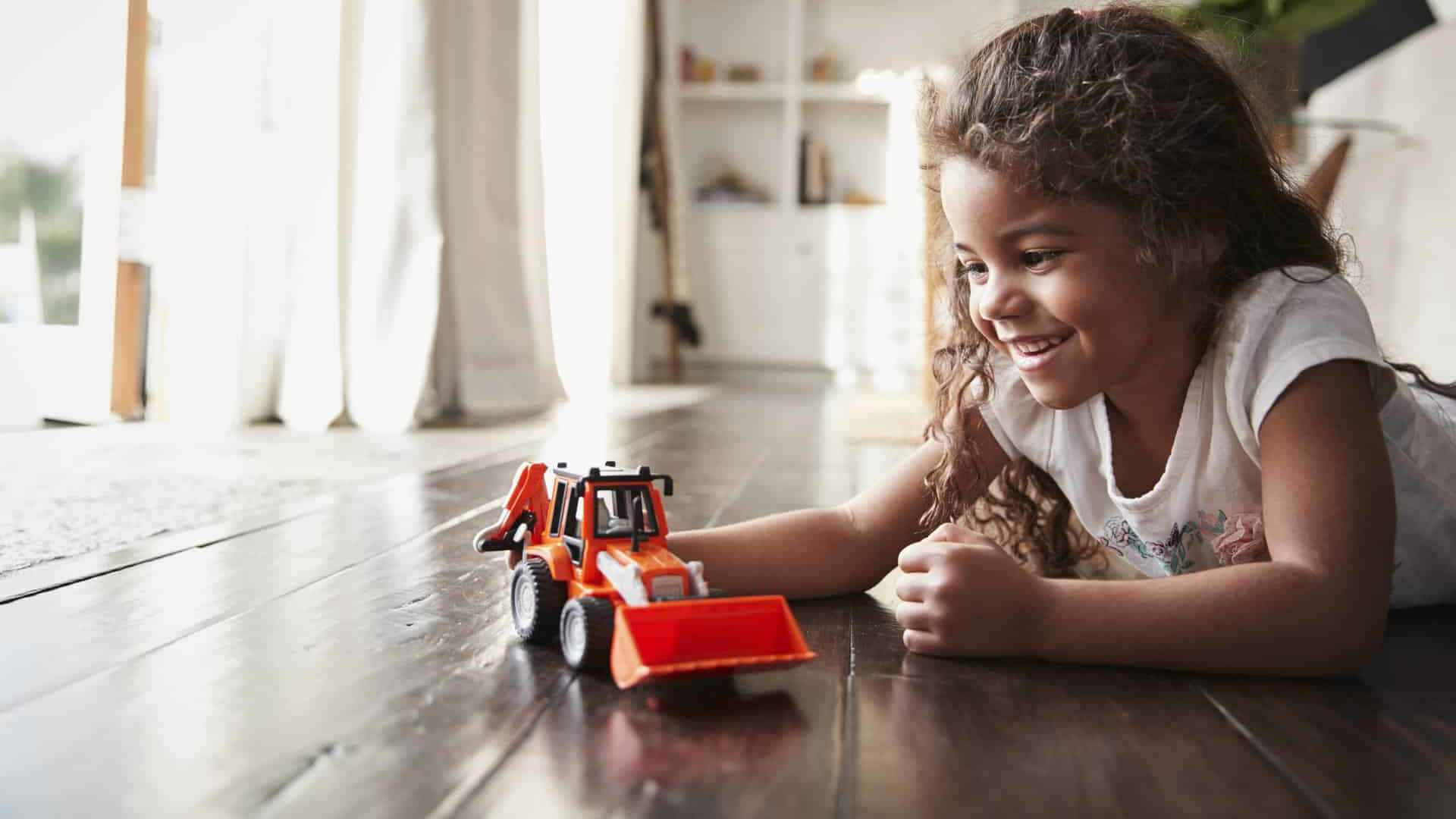 Meisje speelt met auto: genderbewust opvoeden