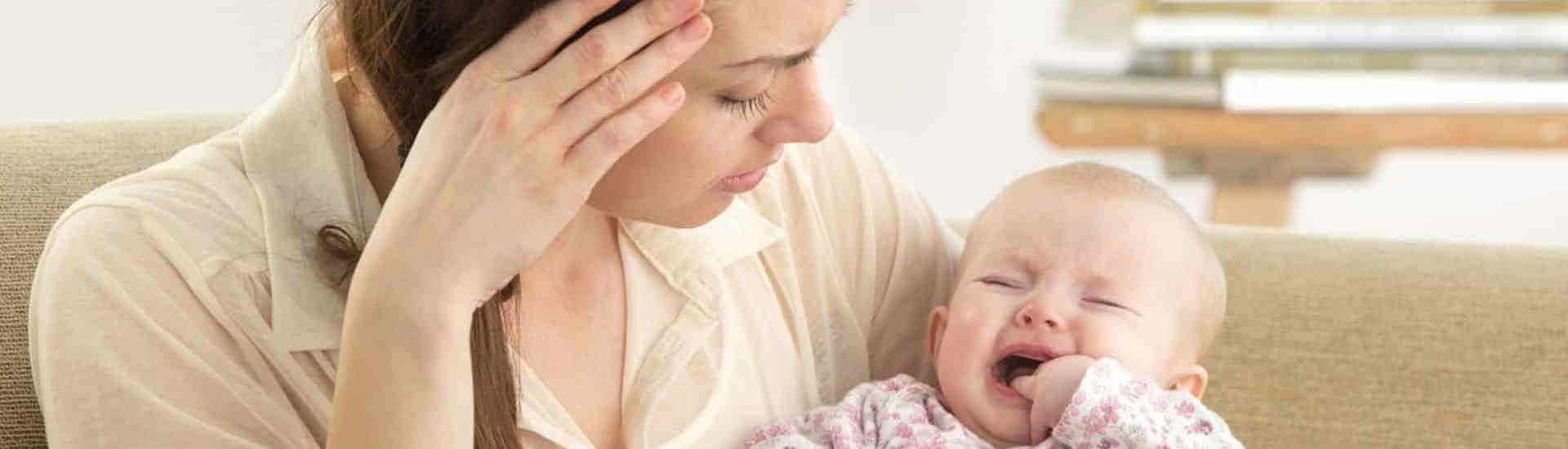 Eerste tandjes: mama met huilende baby