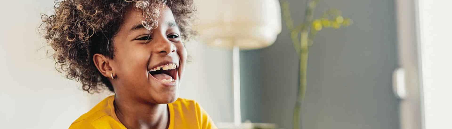 Jong meisje speelt videospel: als kinderen alleen maar gamen