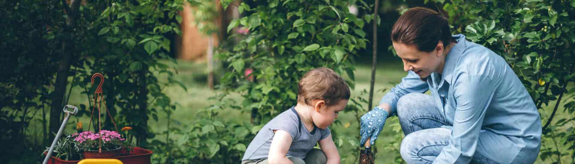 Mama en peuter werken in de tuin: maak je tuin klimaatbestendig!
