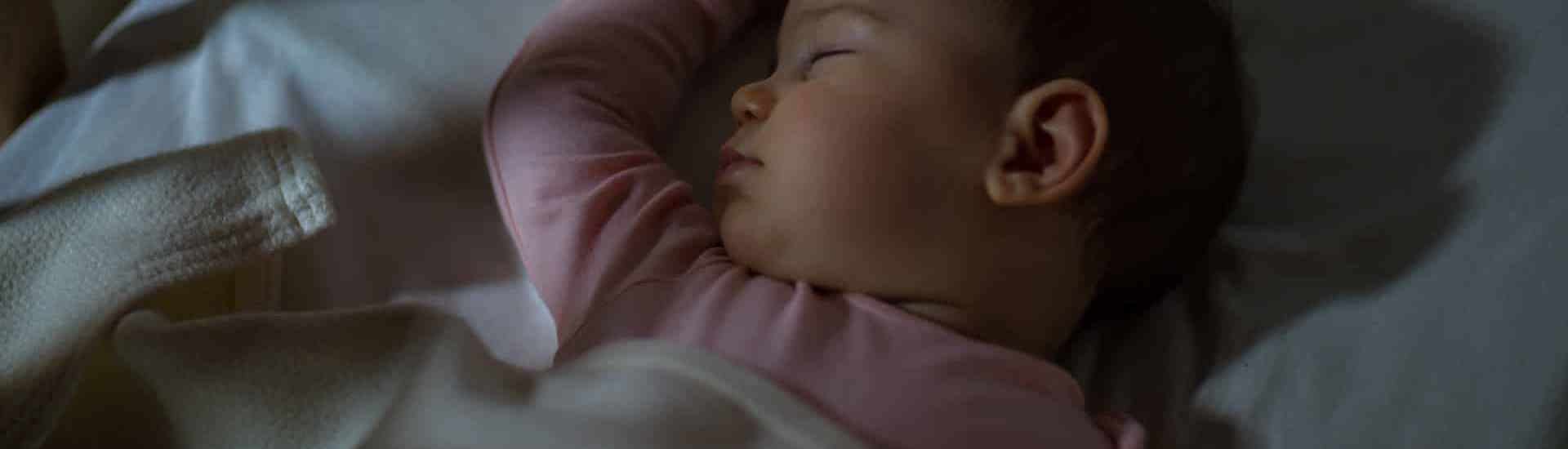 Slapende baby: Van co-sleeping naar je baby alleen laten slapen 