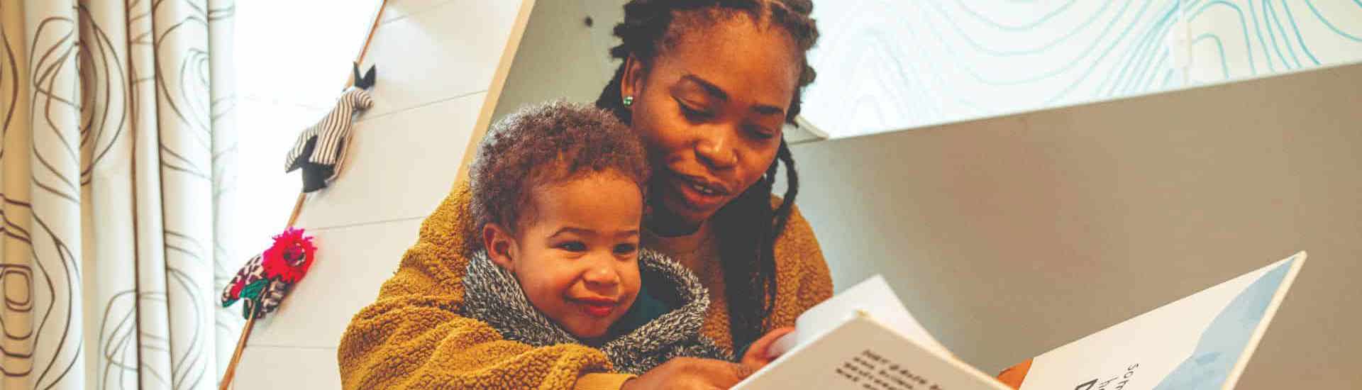 Ouder en kind lezen inclusief kinderboek van Cargo Confetti