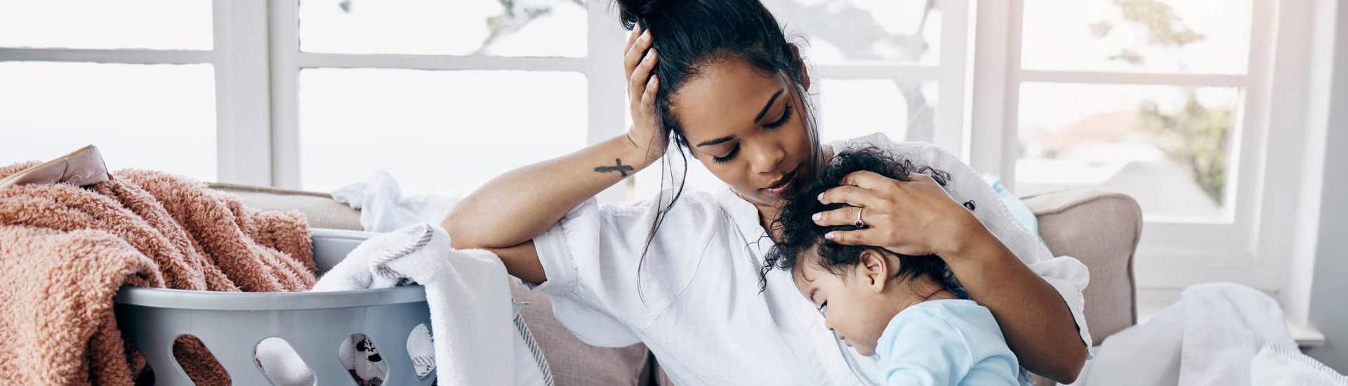 Mama met kind en vuile was in de zetel: maak komaf met stress in je gezin