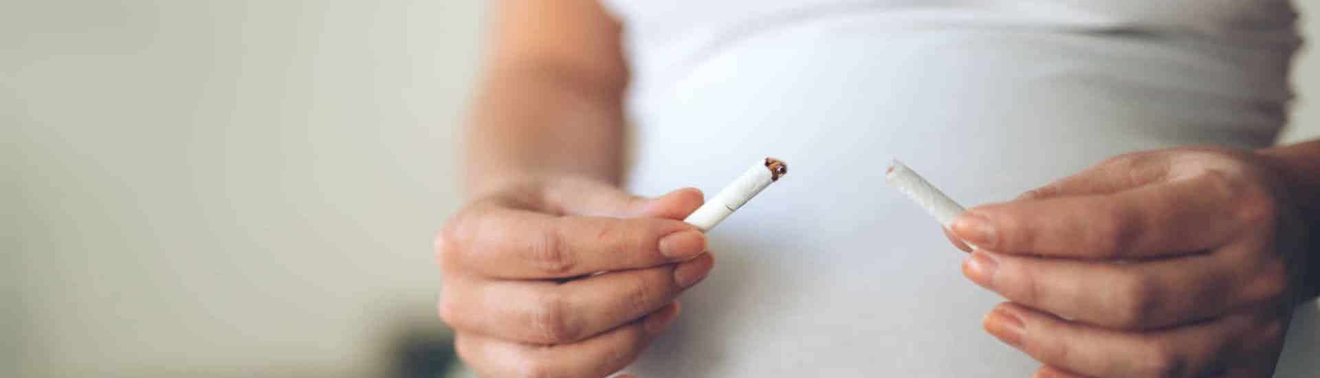 Zwangere vrouw breekt sigaret: niet roken als je zwanger bent