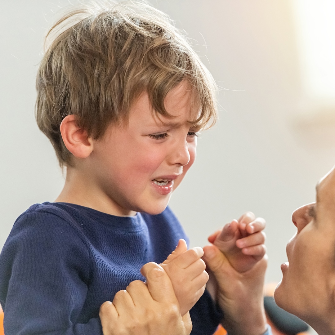 Kind doet lastig: jongen getroost door mama