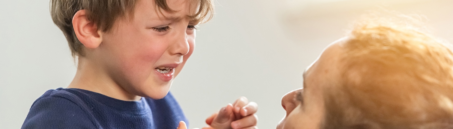 Kind doet lastig: jongen getroost door mama