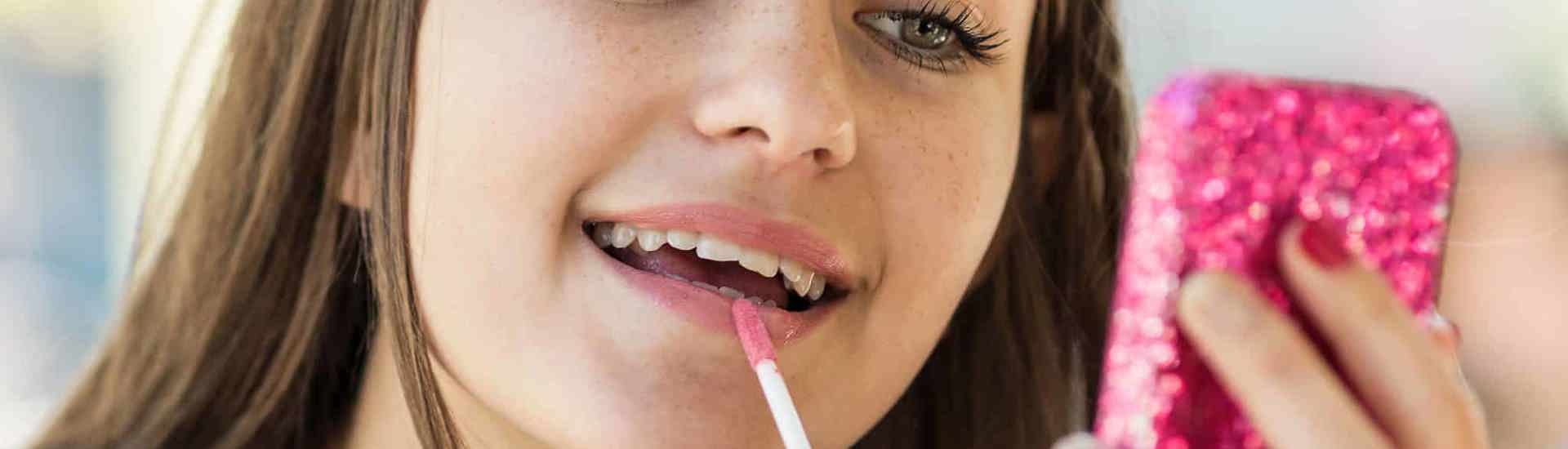 Tiener smeert make-up: hormoonverstoorders in het lichaam