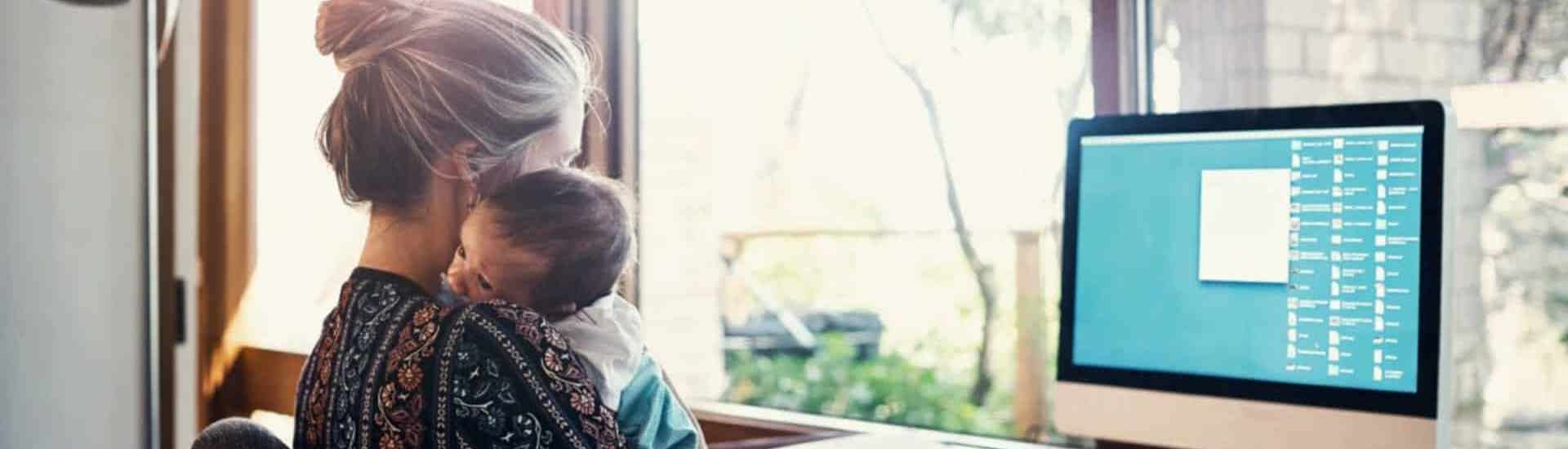 Mama met baby probeert werk en gezin te combineren