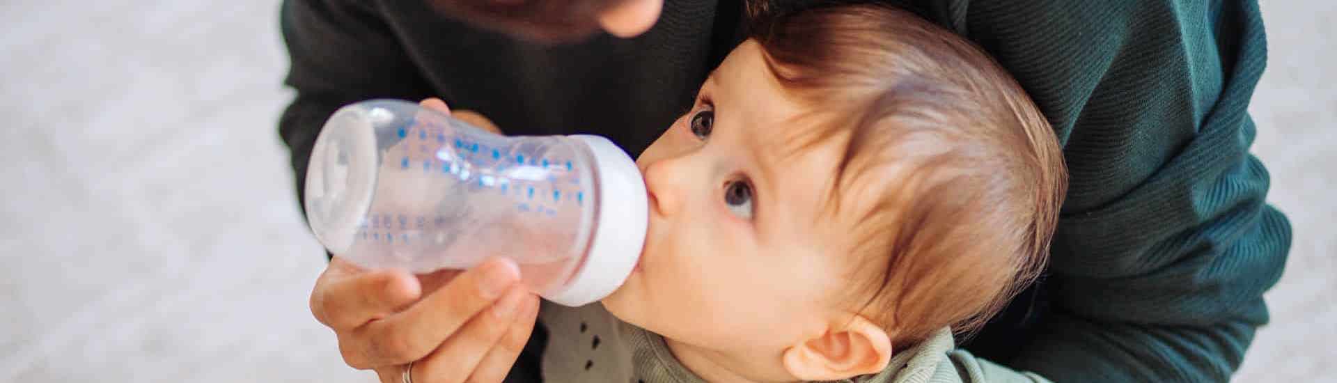 Baby drinkt van de fles: hoe stop je met borstvoeding?