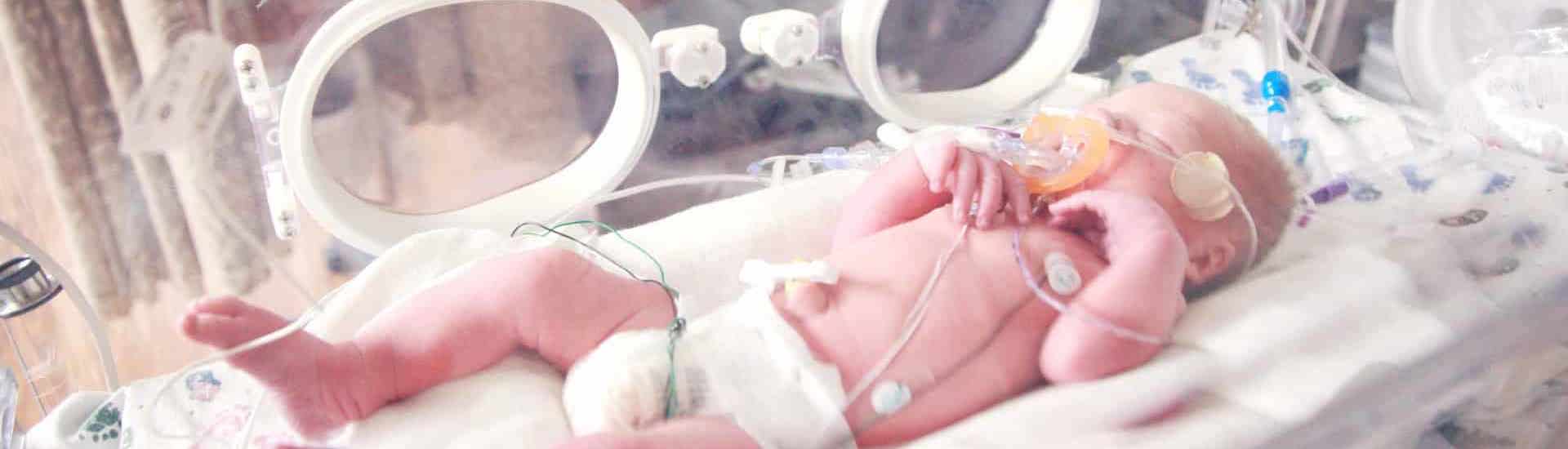 Premature baby in couveuse