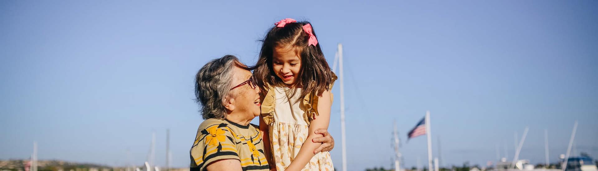 Oma en kleinkind samen op reis: welke documenten neem je mee?