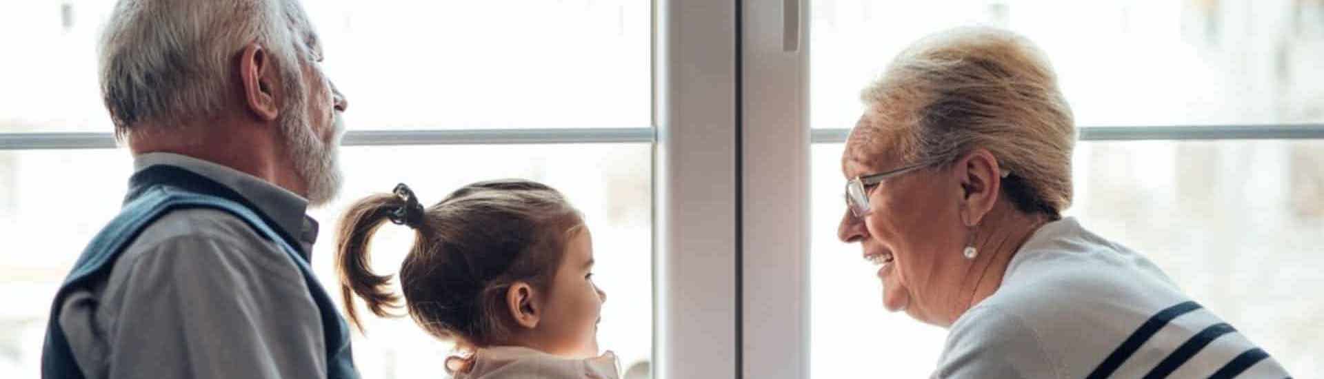 Grootouders met kleuter leggen dementie uit