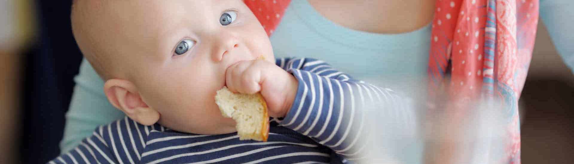 Baby eet voor het eerst brood