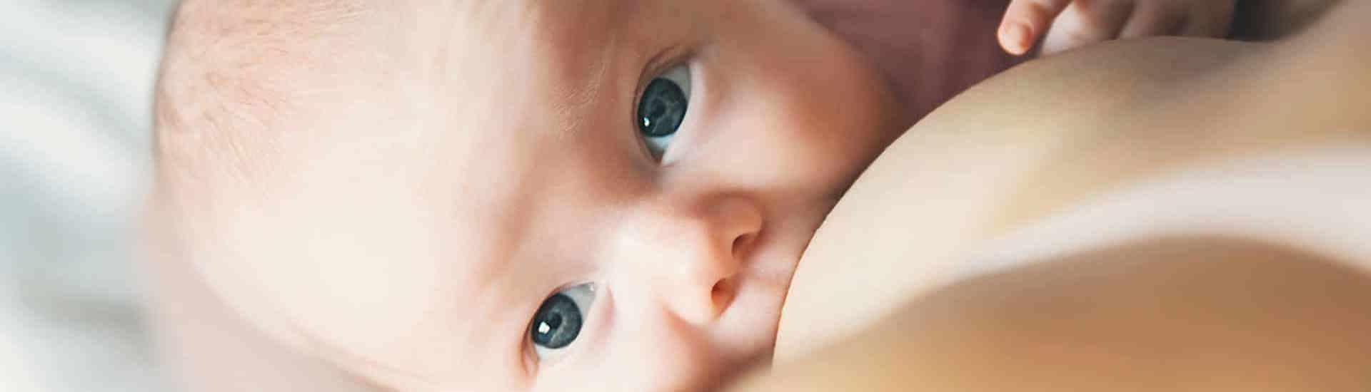Baby drinkt borstvoeding