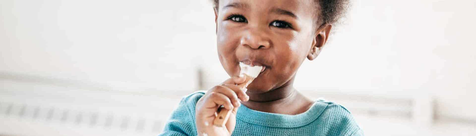 Baby eet mee met het gezin