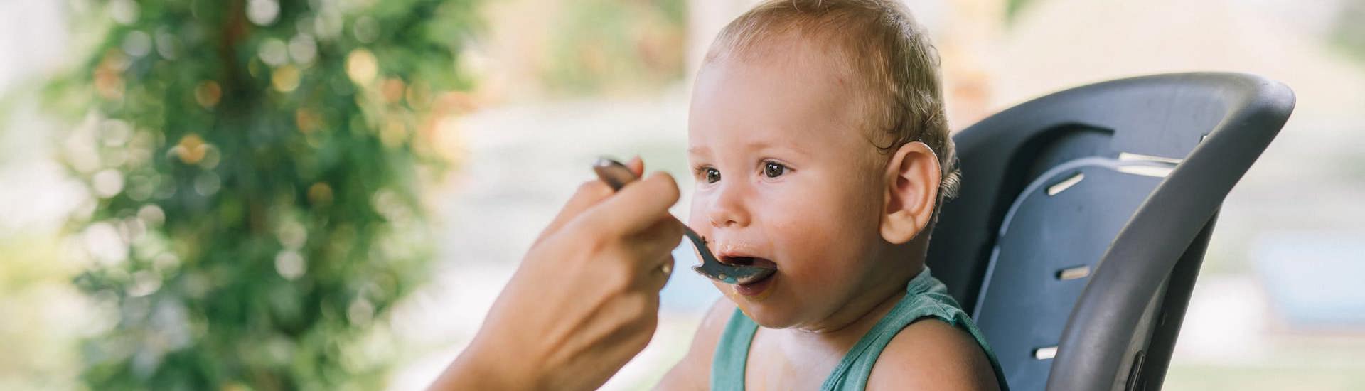 Baby krijgt vaste en gezonde voeding