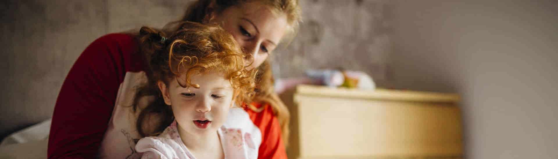 Mama en dochter lezen boekjes: Voorleesplezier