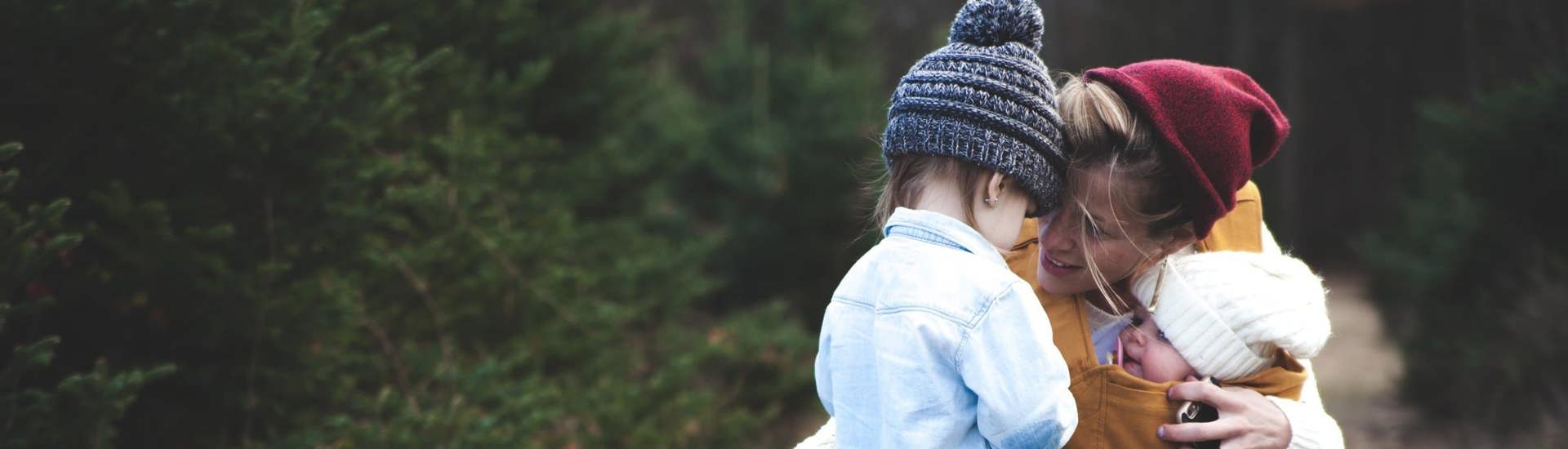Mama knuffelt kinderen: zo kom je tot verbinding