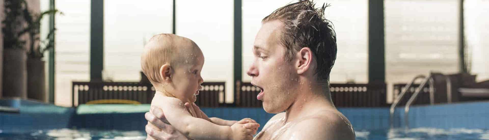 Papa met baby voor de eerste keer in het zwembad: waarop moet je letten?