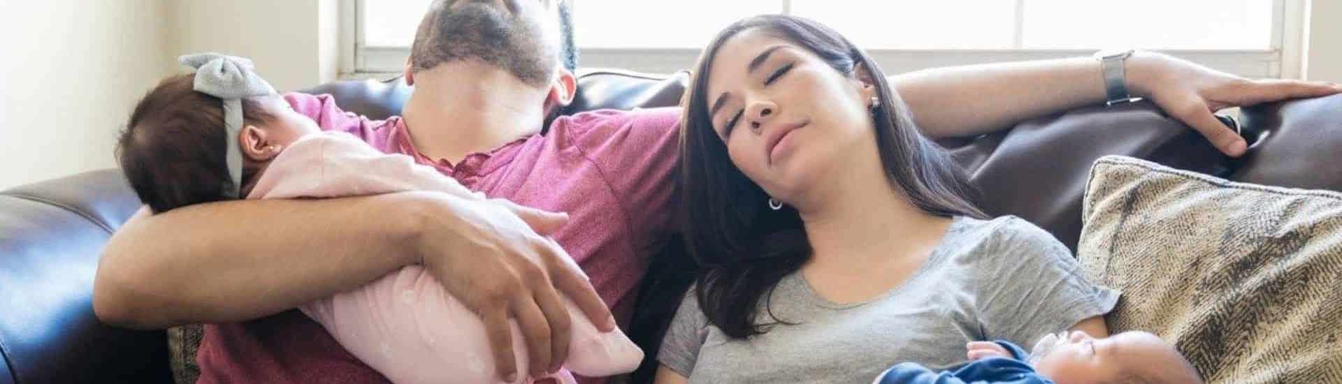 Ouders slapen met baby's op schoot: een baby verandert alles