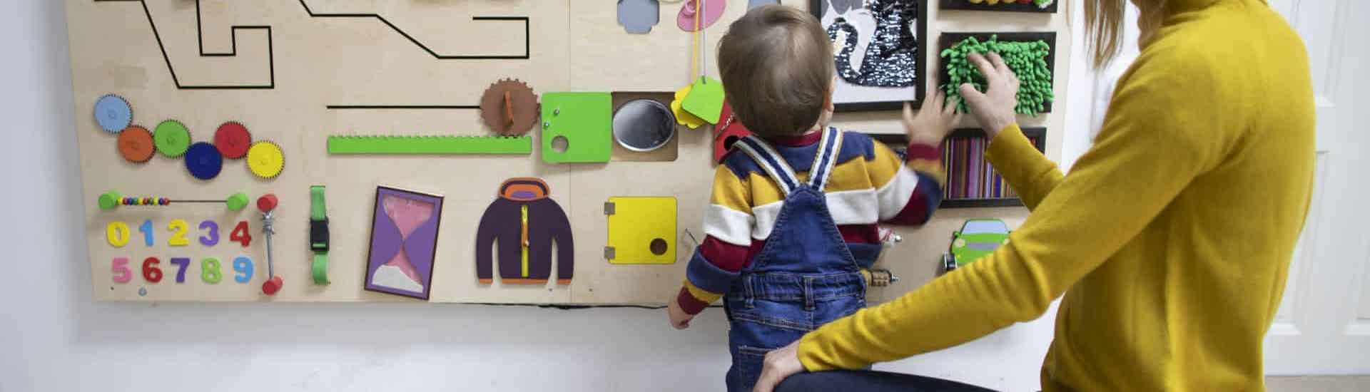 Peuter speelt met Sensorisch speelgoed 