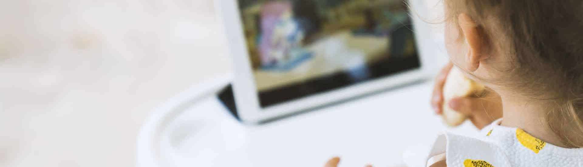 Peuter met tablet: Schermtijd bij je peuter