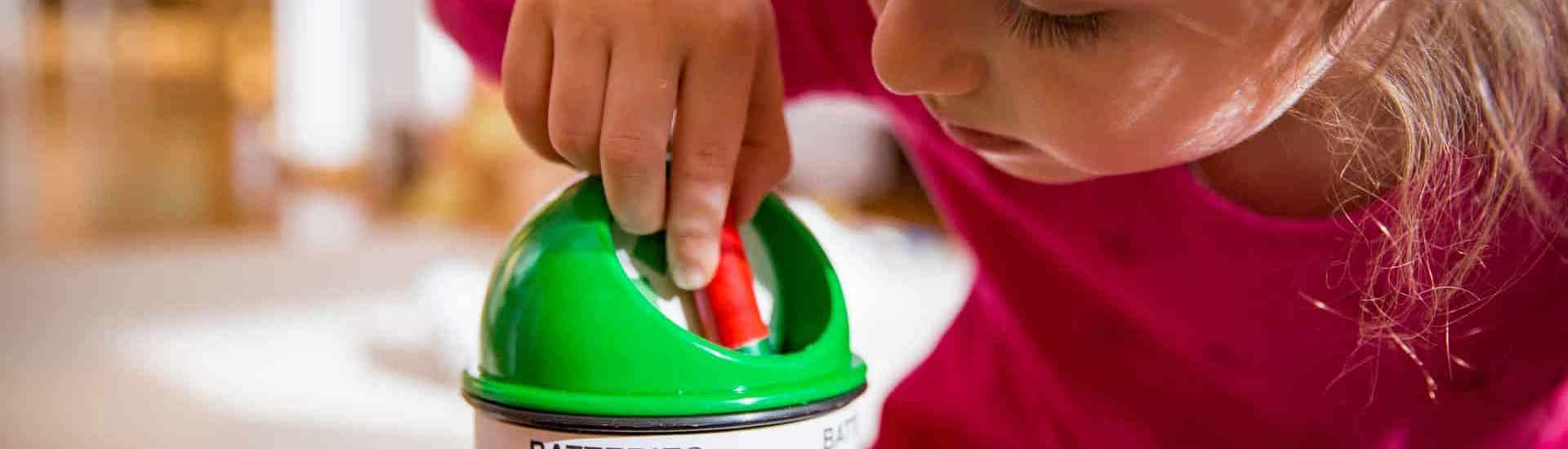 Jong meisje met batterijen