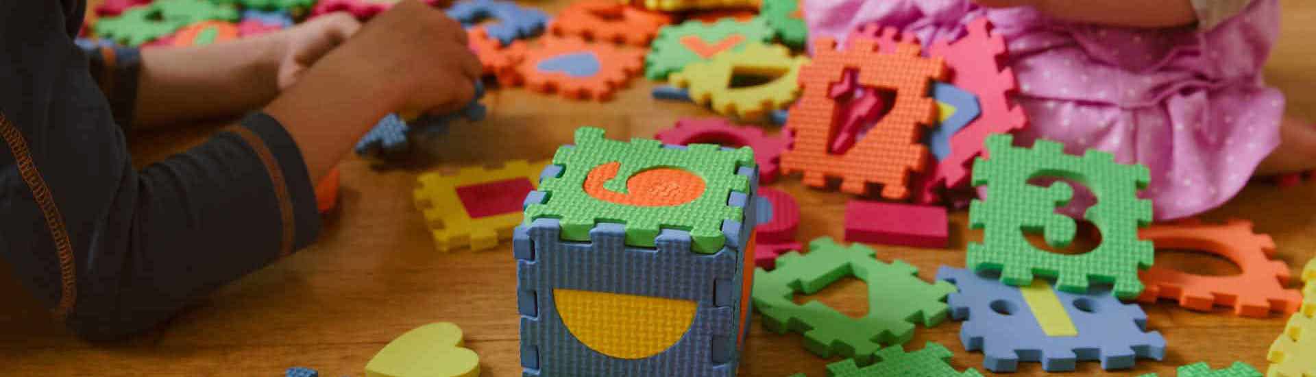 Speelmat met baby's in kinderopvang